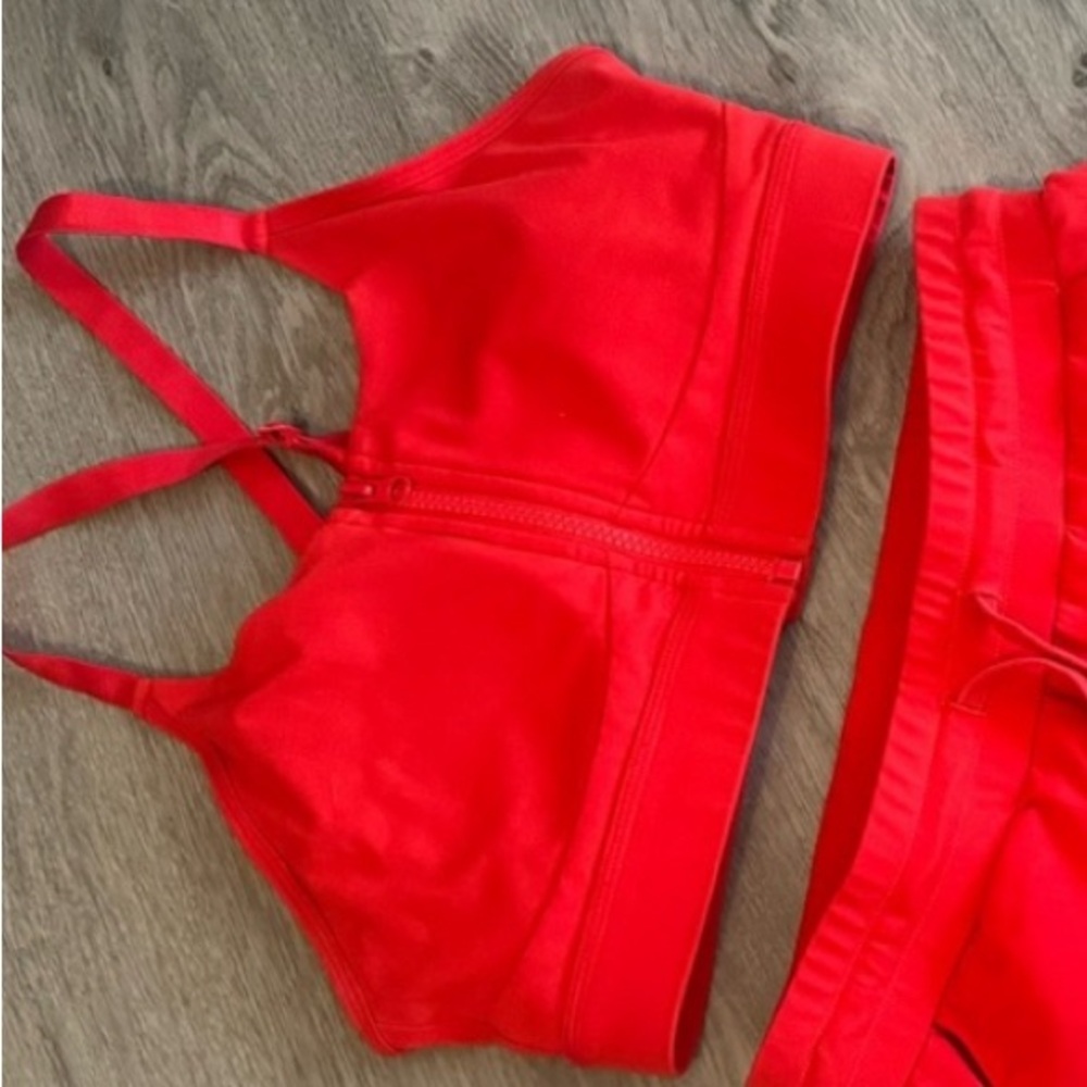 TIL you collapse sports bra - Size M, in great condition.